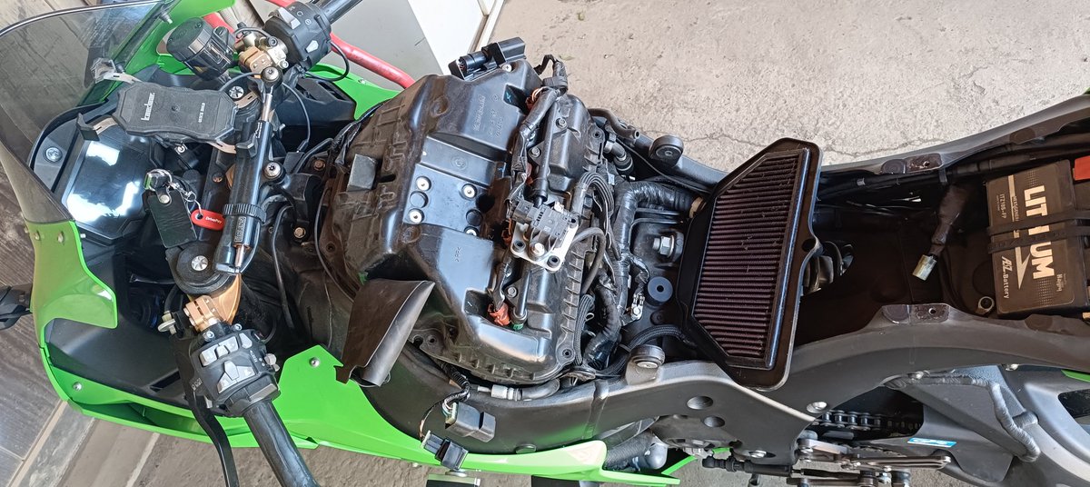 Nijimas_Sword's tweet photo. 冬終わったみたいなのでバイクのメンテナンスをする https://t.co/km5Nvj1FpA