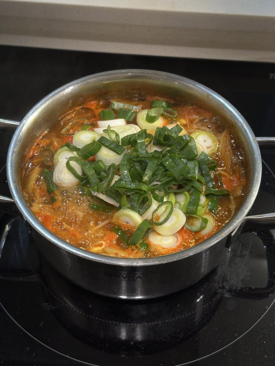 beckyiscooking's tweet photo. 김치콩나물국이에요👩‍🍳

대파 좋아해서 많이 넣었어요 ㅎㅎ
콩나물 들어간 국물이 시원해서 너무 좋네요 https://t.co/HDmMXlaYUB