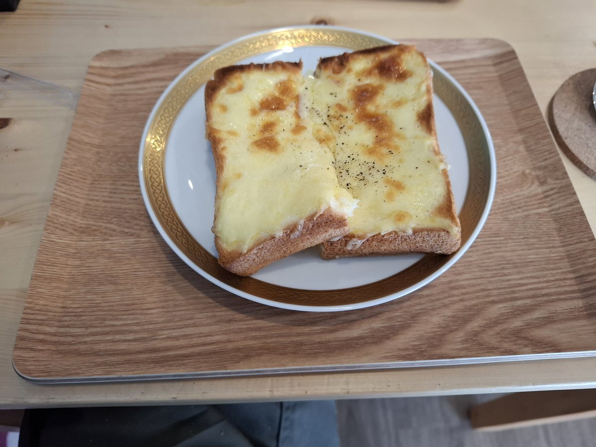 okabe1982's tweet photo. 今日は近くのカフェドルフィンで
チーズトースト　トースト　期間限定のチーズケーキを食べてきました https://t.co/3WRHVBkn0O