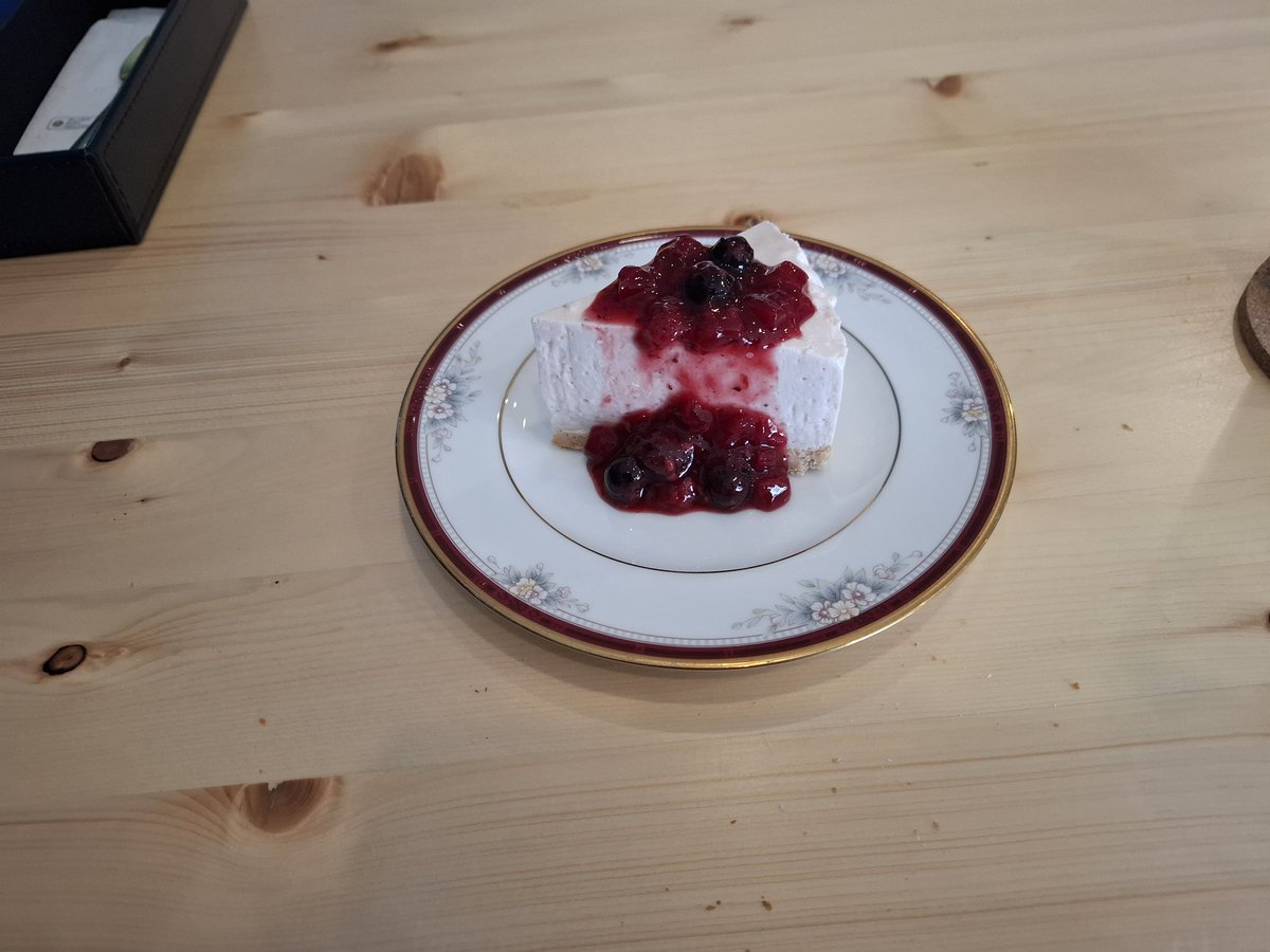 okabe1982's tweet photo. 今日は近くのカフェドルフィンで
チーズトースト　トースト　期間限定のチーズケーキを食べてきました https://t.co/3WRHVBkn0O