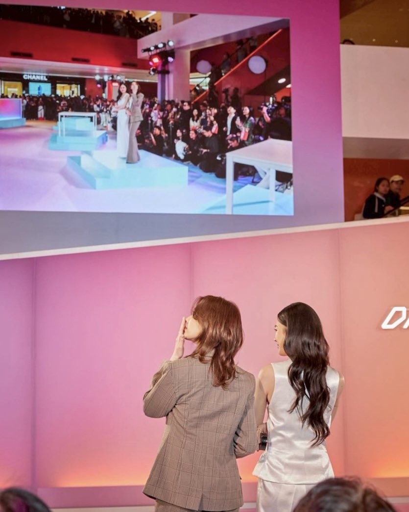 VogueThailand's tweet photo. #VogueReports เปิดภาพบรรยากาศงาน ‘Central The Fashion Disruptors 2026’ เชื่อมโลกแฟชั่นและบิวตี้ ผ่านโมเมนต์เอ็กซ์คลูซีฟจาก ‘หลิง-ออม’

เซ็นทรัล ตอกยํ้าการเป็นเดสติเนชั่นของลูกค้าทุกกลุ่ม ผ่านการจัดงาน ‘Central The Fashion Disruptors 2026’ ต่อเนื่องเป็นปีที่ 2 ณ เซ็นทรัลชิดลม เดินหน้าสานต่อความมุ่งมั่นแห่งการเป็นผู้บุกเบิกเทรนด์ Online สู่ On-ground ภายใต้ธีม ‘The Unposted Stories‘ โดยบรรยากาศภายในงานต่างมีคนในแวดวงแฟชั่นและบิวตี้เข้าร่วมมากมาย รวมถึง ‘ออม-กรณ์นภัส’ @ormmormm ที่มาร่วมอัปเดตแฟชั่นจาก 15 แบรนด์แฟชั่นชื่อดังจากโลกออนไลน์ พร้อมด้วยพันธมิตรคนสําคัญอย่าง ‘HERA Thailand’ แบรนด์เครื่องสําอางชั้นนําจากประเทศเกาหลีใต้มาร่วมมอบประสบการณ์เหนือระดับ กระทบไหล่แบรนด์แอมบาสเดอร์ HERA คนแรกของประเทศไทย ‘หลิงหลิง-ศิริลักษณ์’ @linglingsirilak นับถือเป็นการเชื่อมโลกแฟชั่นและบิวตี้เข้าไว้ด้วยกันอย่างลงตัว พร้อมกิจกรรมอีกมากมายให้ร่วมสนุก #CentralTheFashionDisruptors2026
#CentralTheFashionDisruptorsXLingOrm
#CentralDepartmentStore

Photo: Courtesy of Central Group