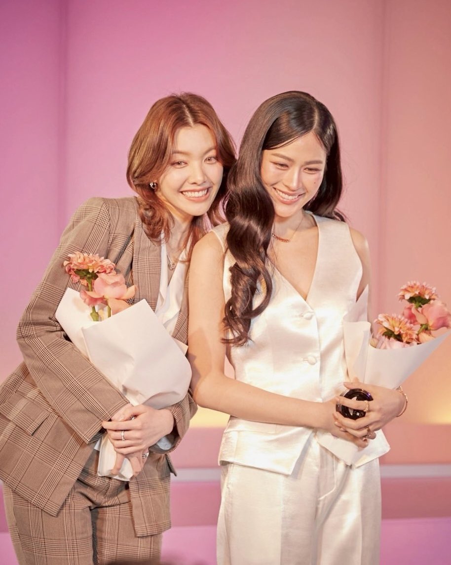 VogueThailand's tweet photo. #VogueReports เปิดภาพบรรยากาศงาน ‘Central The Fashion Disruptors 2026’ เชื่อมโลกแฟชั่นและบิวตี้ ผ่านโมเมนต์เอ็กซ์คลูซีฟจาก ‘หลิง-ออม’

เซ็นทรัล ตอกยํ้าการเป็นเดสติเนชั่นของลูกค้าทุกกลุ่ม ผ่านการจัดงาน ‘Central The Fashion Disruptors 2026’ ต่อเนื่องเป็นปีที่ 2 ณ เซ็นทรัลชิดลม เดินหน้าสานต่อความมุ่งมั่นแห่งการเป็นผู้บุกเบิกเทรนด์ Online สู่ On-ground ภายใต้ธีม ‘The Unposted Stories‘ โดยบรรยากาศภายในงานต่างมีคนในแวดวงแฟชั่นและบิวตี้เข้าร่วมมากมาย รวมถึง ‘ออม-กรณ์นภัส’ @ormmormm ที่มาร่วมอัปเดตแฟชั่นจาก 15 แบรนด์แฟชั่นชื่อดังจากโลกออนไลน์ พร้อมด้วยพันธมิตรคนสําคัญอย่าง ‘HERA Thailand’ แบรนด์เครื่องสําอางชั้นนําจากประเทศเกาหลีใต้มาร่วมมอบประสบการณ์เหนือระดับ กระทบไหล่แบรนด์แอมบาสเดอร์ HERA คนแรกของประเทศไทย ‘หลิงหลิง-ศิริลักษณ์’ @linglingsirilak นับถือเป็นการเชื่อมโลกแฟชั่นและบิวตี้เข้าไว้ด้วยกันอย่างลงตัว พร้อมกิจกรรมอีกมากมายให้ร่วมสนุก #CentralTheFashionDisruptors2026
#CentralTheFashionDisruptorsXLingOrm
#CentralDepartmentStore

Photo: Courtesy of Central Group