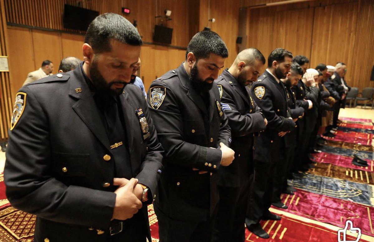 USA 🇺🇸 Une scène historique, sans précédent aux États-Unis.
Pour la première fois, des policiers musulmans en uniforme ont été vus en train d'accomplir les prières de Tarawih dans l'État de New York.
Cette image reflète la diffusion de l'islam et son influence partout, même au