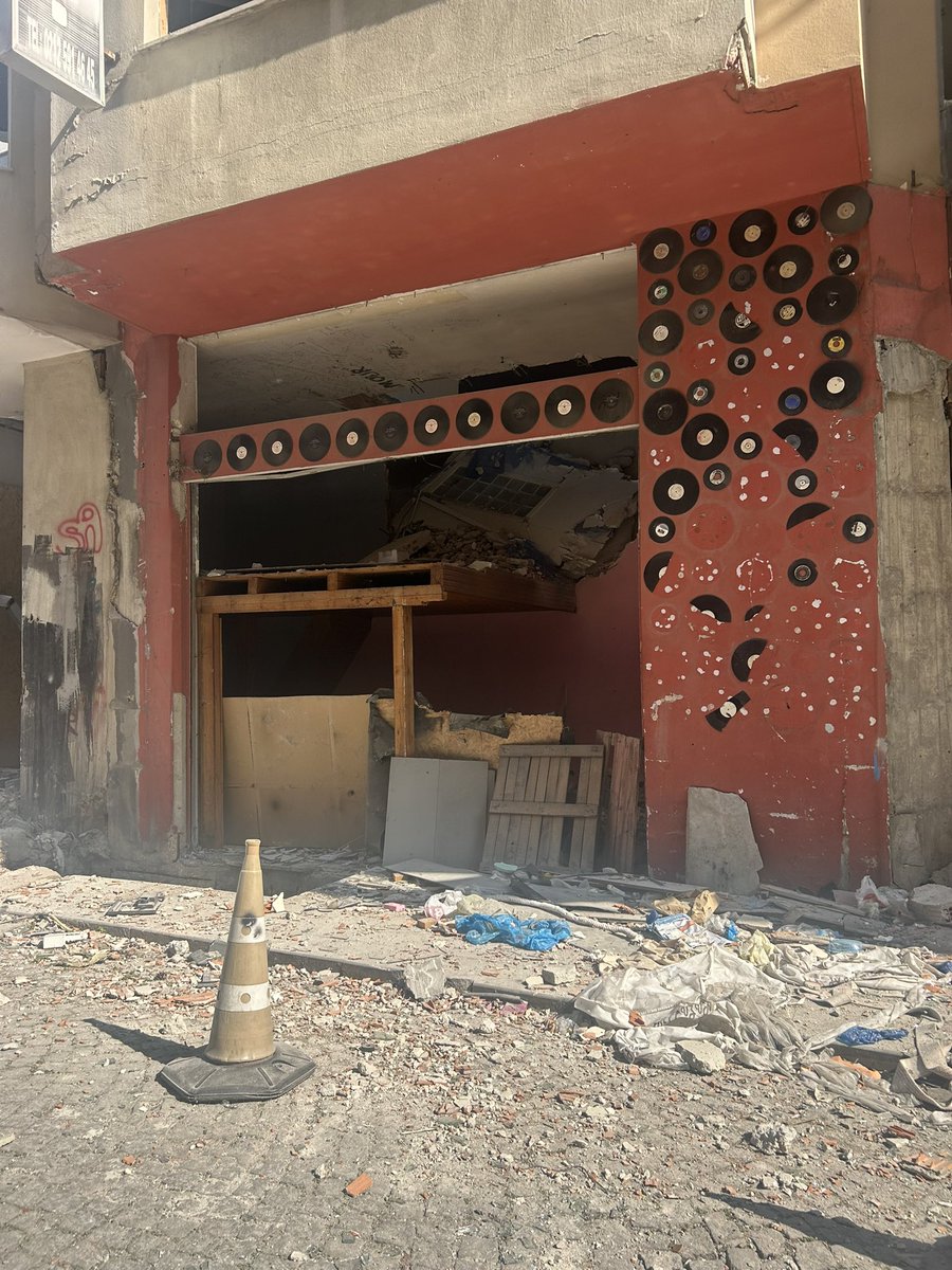 mihanderki's tweet photo. Yıllarına kırık plak ne oldu zaman sadece insanları değil mekanları da götürüyor https://t.co/t6sLPYzael