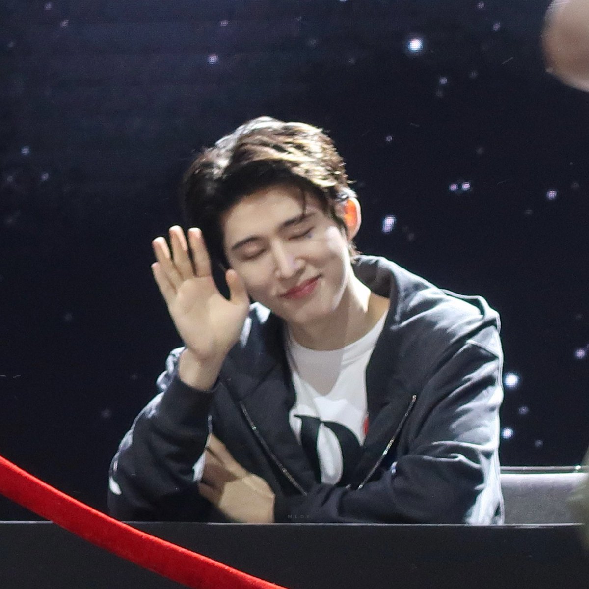 melodysssong's tweet photo. 260307 // 👋👶🏻 @shxx131bi131 

#2026THELASTPARADEENCOREINSINGAPORE #김한빈 #비아이 #KIMHANBIN #HANBIN #BI https://t.co/UmvnXylKuV