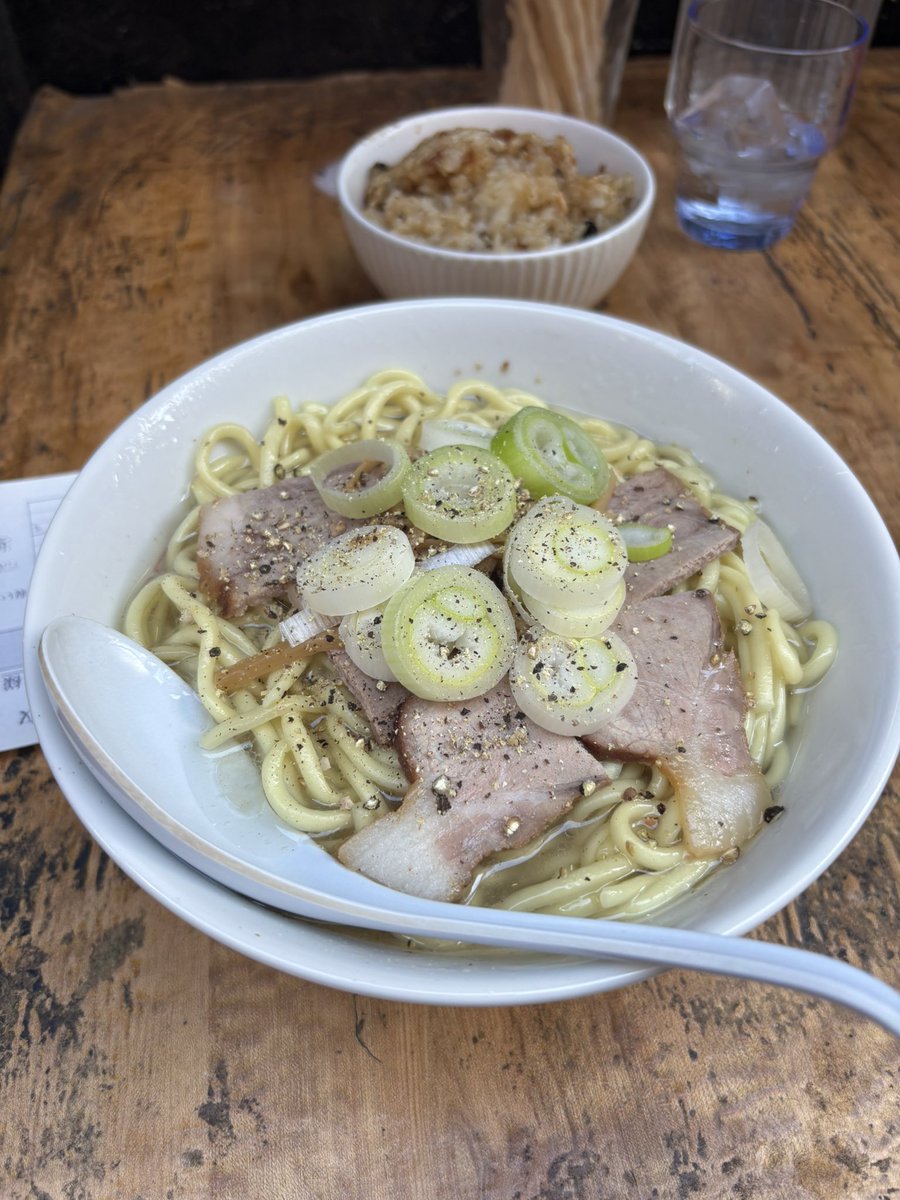 池袋桑ばらの【池袋ホワイト】

仲良くしてもらってるからとかそういうの無しでマジでめちゃくちゃ旨かった。
レギュラーメニューに昇格したの納得だわ。
近所にあったら週一は必ず行くと思う。