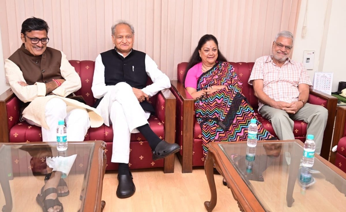 राजस्थान की पूर्व मुख्यमंत्री श्रीमती वसुंधरा राजे सिंधिया को जन्मदिन की हार्दिक बधाई एवं शुभकामनाएं। 

मैं ईश्वर से आपके अच्छे स्वास्थ्य एवं दीर्घायु होने की कामना करता हूं।  <a href="/VasundharaBJP/">Vasundhara Raje</a>

(File Pic)