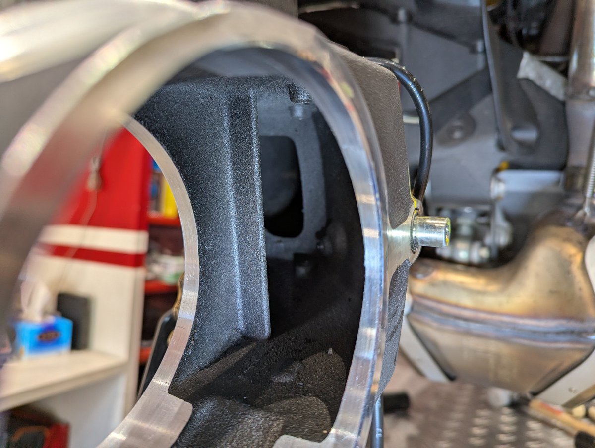 Ducati_Service's tweet image. 🇮🇹　panigale V4　🇮🇹
普段なかなか見ることの無い片持ちスイングアームの中です。
#DLT
#ducati
#Ducati
#ドゥカティ
