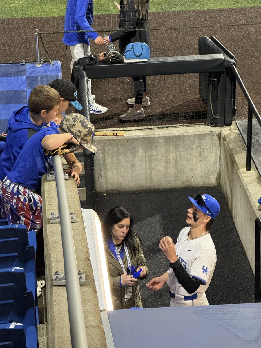 AlexRisen's tweet photo. Incredible effort on the field and off. @UKBaseball @Coach_Mingione got the win and stayed to sign every ball for the kids! What a great night for some little guys who love the Bat Cats! https://t.co/mwPFZkxD3J