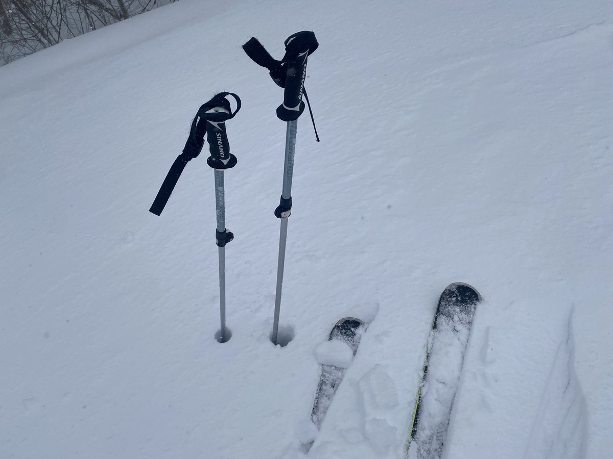 ski3213's tweet photo. 今日の朝イチの藻岩山
新雪乗ったコブって底がわからんくてムズい。→また、課題を見つけてしまった。

#基礎スキー
#藻岩山スキー場 https://t.co/BVQNODdkKX