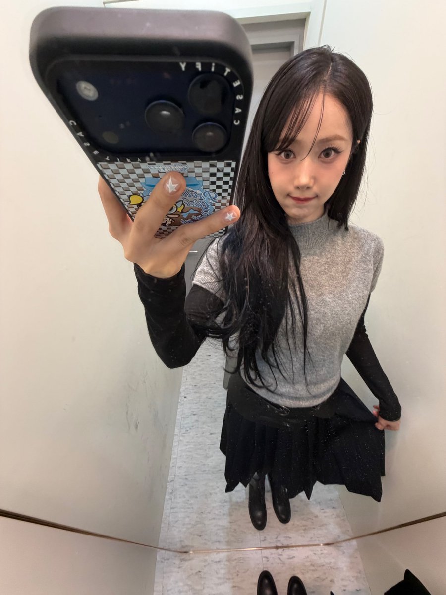 SinBqueen's tweet photo. outfit check for today. although i'll be home all day 😄 https://t.co/kFzHOJxbdD