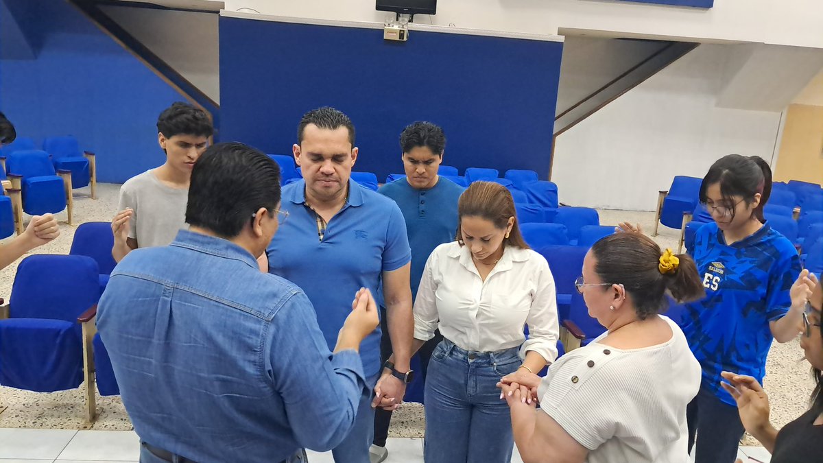 RoySantosC's tweet photo. Hoy vivimos un momento muy especial en Manantial de La Mies. Recibimos la visita del presidente del Congreso Nacional de Honduras, Tommy Zambrano, junto a su esposa Yohana Zambrano, quienes llegaron después de una ardua jornada en San Pedro Sula para tener un tiempo de oración.

Que el presidente Zambrano, busque a Dios tiene un significado espiritual, moral y también nacional, porque en la Biblia los líderes que buscan a Dios reciben dirección para gobernar con justicia. 🙏🇭🇳 Y doy a conocer este momento para que Honduras vea que tenemos autoridades temerosas de Dios, y que fue Dios quien nos salvó que la nación no quedará atrapada por el sistema maligno de la izquierda comunista. ¡Honduras es de Cristo!

Este encuentro estaba pendiente desde que Dios permitió que el diputado Zambrano asumiera la presidencia del Congreso de la República. En el altar clamamos a Dios para que le conceda ayuda divina, entendimiento, justicia y temor del Señor al servir a nuestra nación desde su posición de gobierno.

Durante este tiempo, impusimos manos sobre el presidente Zambrano con un aceite especial traído desde Jerusalén, desatando cuatro dimensiones proféticas del aceite declarando sanidad, alumbramiento, provisión y prosperidad en su gestión; mientras que la pastora Carol Santos oró por su esposa Yohana Zambrano, bendiciendo su vida, su familia y el respaldo espiritual que ella representa.

Seguidamente, le entregué al presidente Tommy una Santa Biblia especial declarando que la Palabra de Dios es fuente de sabiduría, guía y fortaleza en el cumplimiento de su responsabilidad pública.

Fue un tiempo profético porque estuvo presente una nueva generación de jóvenes: Moisés Franco, Emanuel Franco, Daniela Moreno, Maelci Santos y Santiago Morales; junto a mujeres de Dios como la pastora Diana Peña y Gladys Aguilar, quienes fueron testigos de este momento de fe y oración por Honduras.

Creemos firmemente en lo que dice la Escritura: “Exhorto ante todo, a que se hagan rogativas, oraciones e intercesiones por todos los que están en eminencia” (1 Timoteo 2:1-2).

Seguimos orando para que Dios guíe a Honduras y levante líderes con sabiduría y temor del Señor.

@radioamericahn @RCVHonduras @radiohrn @masntvhn @MayaTv @HondusaTV @CholusatSur36 @Qhubotvoficial @HoyMismoTSI @TSiHonduras @HCHTelevDigital @LaTribunahn @DiarioLaPrensa @diarioelheraldo @ElEspectadorHn @ConfidencialHN @canal11hn @chtvhn @tencanal10 @Canal6Honduras @TN5Telenoticias @tunota_com  @elpaishn @ELREPORTEROHN @HrvcNoticias @cevangelicahn @NMoskitiahn @enlamirasps @proselitistahn @elpaishn @aztecahonduras @TelemundoNews @caffe_tv @teleceiba7 @WaldivisionTNN @PNH_oficial  @Bancada_PNH @Oficial_PLH @PLHonduras @PartidoSalvador @TitoAsfuraPHN @titoasfura  @TommyZambranoM @elpulsohn @Radio_Pais 

@realDonaldTrump @RepMariaSalazar @MaElviraSalazar @marcorubio
