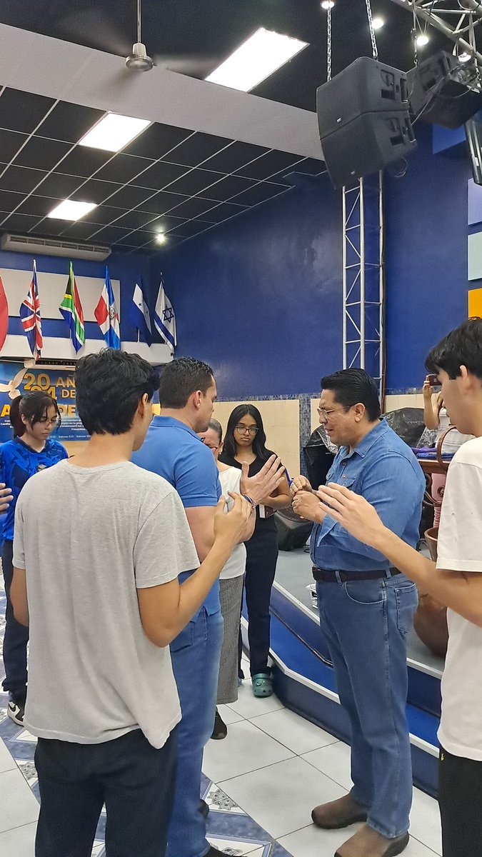 RoySantosC's tweet photo. Hoy vivimos un momento muy especial en Manantial de La Mies. Recibimos la visita del presidente del Congreso Nacional de Honduras, Tommy Zambrano, junto a su esposa Yohana Zambrano, quienes llegaron después de una ardua jornada en San Pedro Sula para tener un tiempo de oración.

Que el presidente Zambrano, busque a Dios tiene un significado espiritual, moral y también nacional, porque en la Biblia los líderes que buscan a Dios reciben dirección para gobernar con justicia. 🙏🇭🇳 Y doy a conocer este momento para que Honduras vea que tenemos autoridades temerosas de Dios, y que fue Dios quien nos salvó que la nación no quedará atrapada por el sistema maligno de la izquierda comunista. ¡Honduras es de Cristo!

Este encuentro estaba pendiente desde que Dios permitió que el diputado Zambrano asumiera la presidencia del Congreso de la República. En el altar clamamos a Dios para que le conceda ayuda divina, entendimiento, justicia y temor del Señor al servir a nuestra nación desde su posición de gobierno.

Durante este tiempo, impusimos manos sobre el presidente Zambrano con un aceite especial traído desde Jerusalén, desatando cuatro dimensiones proféticas del aceite declarando sanidad, alumbramiento, provisión y prosperidad en su gestión; mientras que la pastora Carol Santos oró por su esposa Yohana Zambrano, bendiciendo su vida, su familia y el respaldo espiritual que ella representa.

Seguidamente, le entregué al presidente Tommy una Santa Biblia especial declarando que la Palabra de Dios es fuente de sabiduría, guía y fortaleza en el cumplimiento de su responsabilidad pública.

Fue un tiempo profético porque estuvo presente una nueva generación de jóvenes: Moisés Franco, Emanuel Franco, Daniela Moreno, Maelci Santos y Santiago Morales; junto a mujeres de Dios como la pastora Diana Peña y Gladys Aguilar, quienes fueron testigos de este momento de fe y oración por Honduras.

Creemos firmemente en lo que dice la Escritura: “Exhorto ante todo, a que se hagan rogativas, oraciones e intercesiones por todos los que están en eminencia” (1 Timoteo 2:1-2).

Seguimos orando para que Dios guíe a Honduras y levante líderes con sabiduría y temor del Señor.

@radioamericahn @RCVHonduras @radiohrn @masntvhn @MayaTv @HondusaTV @CholusatSur36 @Qhubotvoficial @HoyMismoTSI @TSiHonduras @HCHTelevDigital @LaTribunahn @DiarioLaPrensa @diarioelheraldo @ElEspectadorHn @ConfidencialHN @canal11hn @chtvhn @tencanal10 @Canal6Honduras @TN5Telenoticias @tunota_com  @elpaishn @ELREPORTEROHN @HrvcNoticias @cevangelicahn @NMoskitiahn @enlamirasps @proselitistahn @elpaishn @aztecahonduras @TelemundoNews @caffe_tv @teleceiba7 @WaldivisionTNN @PNH_oficial  @Bancada_PNH @Oficial_PLH @PLHonduras @PartidoSalvador @TitoAsfuraPHN @titoasfura  @TommyZambranoM @elpulsohn @Radio_Pais 

@realDonaldTrump @RepMariaSalazar @MaElviraSalazar @marcorubio