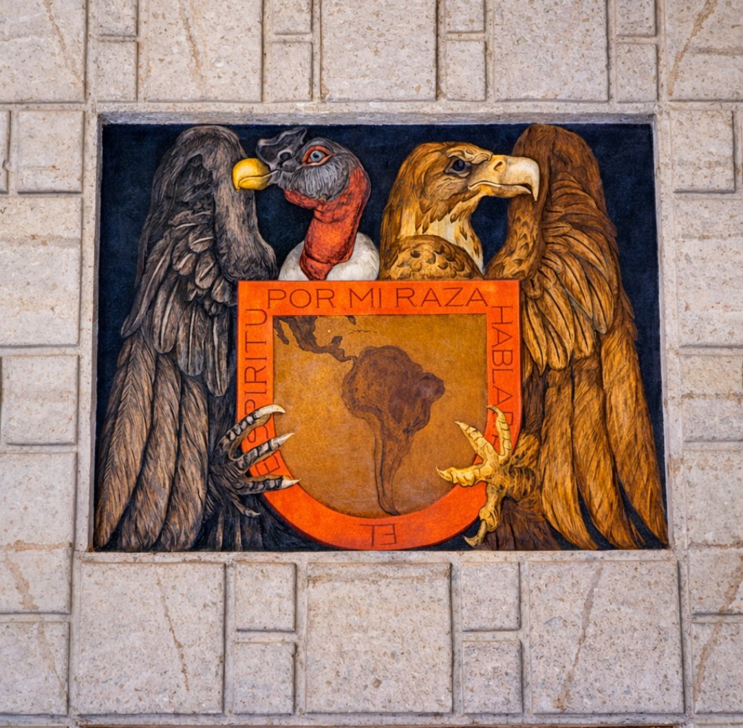 Escudo de la Universidad Nacional de México, águila y cóndor, pintura al fresco de Jean Charlot en San Ildelfonso, 1923