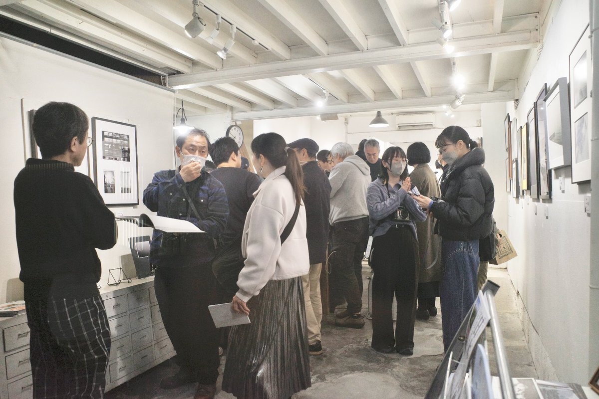 本日、#蛇腹カメラ写真展 最終日です！
18時閉廊です。また、17時からギャラリートークを行います！（ホトリ公募展みたい！）
26名の蛇腹愛にあふれた作品、ぜひご覧くださいね。
写真は昨夜の閉廊間際の様子です！
