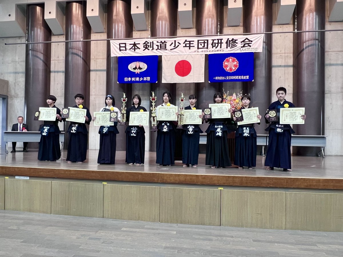 zendoren's tweet photo. 【第48回日本剣道少年研修会】
体験発表(中学生の部)

・最優秀賞
北海道 大谷葵月(札苗)
「挑戦の先にあるもの」

・優秀賞
愛知 青山明香里(武徳館剣道教室)
「深山の桜と私の剣の道」

・優良賞
京都 村山亜美(京都剣道教室)
「負けてもいい」 https://t.co/fBl4xjY2gf