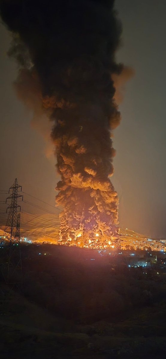 AmericaMiltry's tweet image. BREAKING NEWS:

Israel has suffered significant losses so far

Iran is reportedly behind a strike on Israel’s Dimona nuclear facility, with massive explosions reported.

The story is exploding across global headlines.