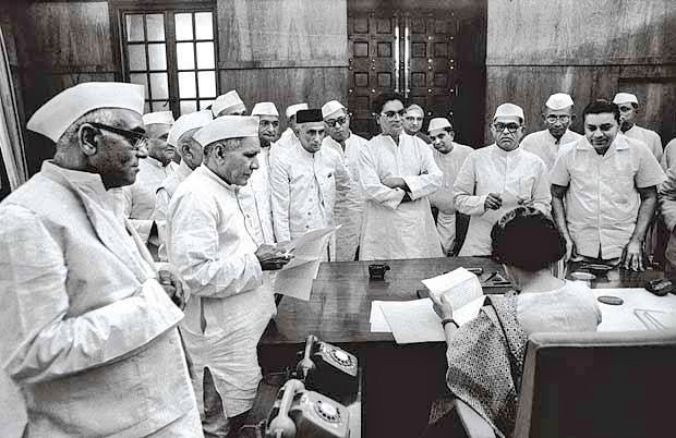 नारी के गुणगान से, भरा हुआ इतिहास ।
बिन नारी संभव नहीं, होना जगत विकास ।।