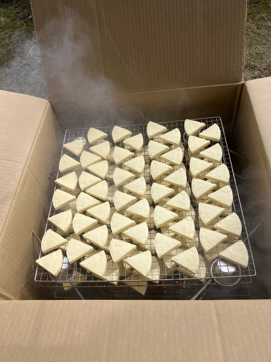 毎年恒例のF1オーストラリア🇦🇺GPを観ながら燻製造り🧀
今日は１５０個🧀
#スモークチーズ
#燻製