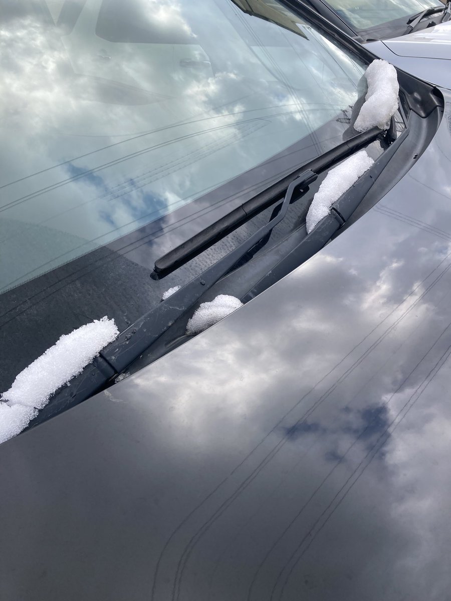 JKT540405's tweet photo. マジで理解が追いつかない？？？
今、車に乗ろうとしたら雪？？？
いつ降った？？？
駐車場に止まってる他の車どころか周囲の田畑、屋根、日陰になってる物陰までどこ見渡しても雪の粒すらないわけですよ。
この残り方だとそれなりに降ってちょっと溶けて残った感じ？
ほんまに分からん😵‍💫怖いわ💦 https://t.co/XmHQcZiiay