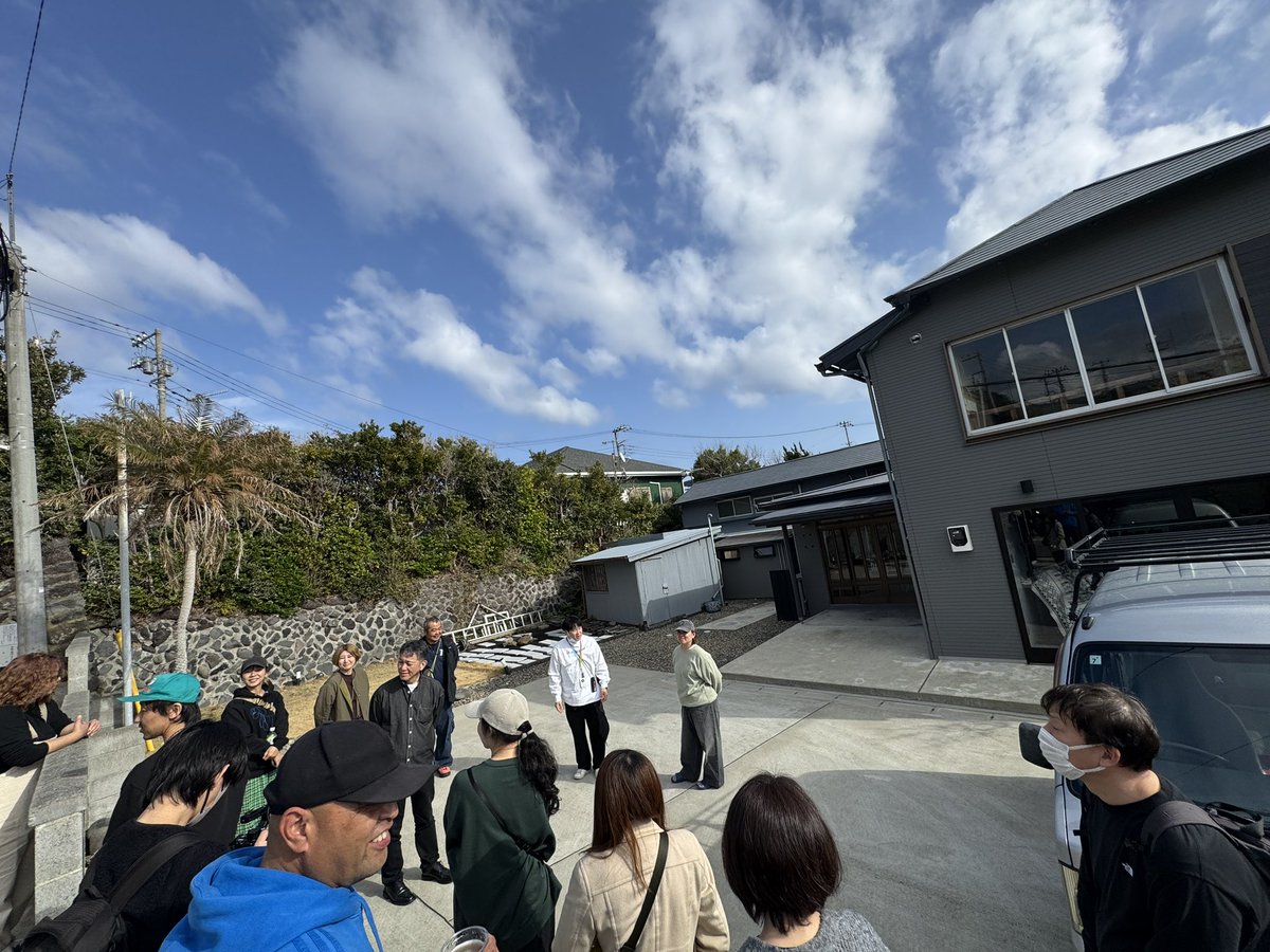 FUNA84's tweet photo. 集落に点在する空き家などをネットワーク化し、再生した宿泊施設を「分散型ホテル」と言い、その起源となったイタリアで「アルベルゴ・ディフューゾ」と呼ぶらしい。
今回伊豆大島の波浮港地区7軒の宿に分散宿泊、波浮版アルベルゴディフューゾだったのだ。 https://t.co/046KzTvsyJ