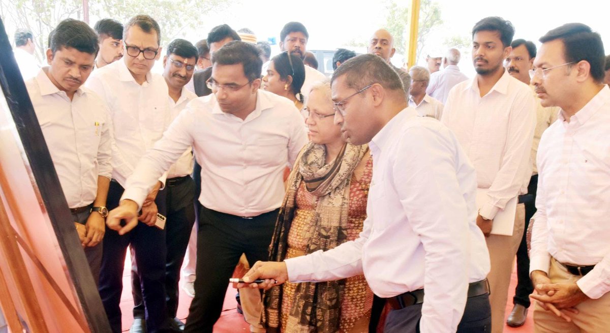 Shami Rao Smt. Neelam Shami Rao, Secretary, Ministry of Textiles visited the PM ...