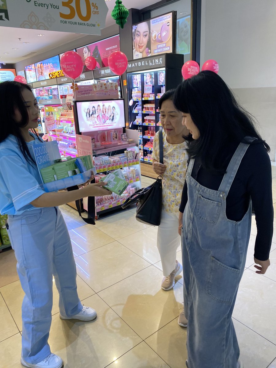 lula30001's tweet photo. Hari ini lewat Summarecon Mall Serpong 2 terus ketemu event Hari Bebas Bau Badan dari Deorex.
Lumayan dapet produk gratis 😆 aku sempet dokumentasiin https://t.co/75pj8gHeIk