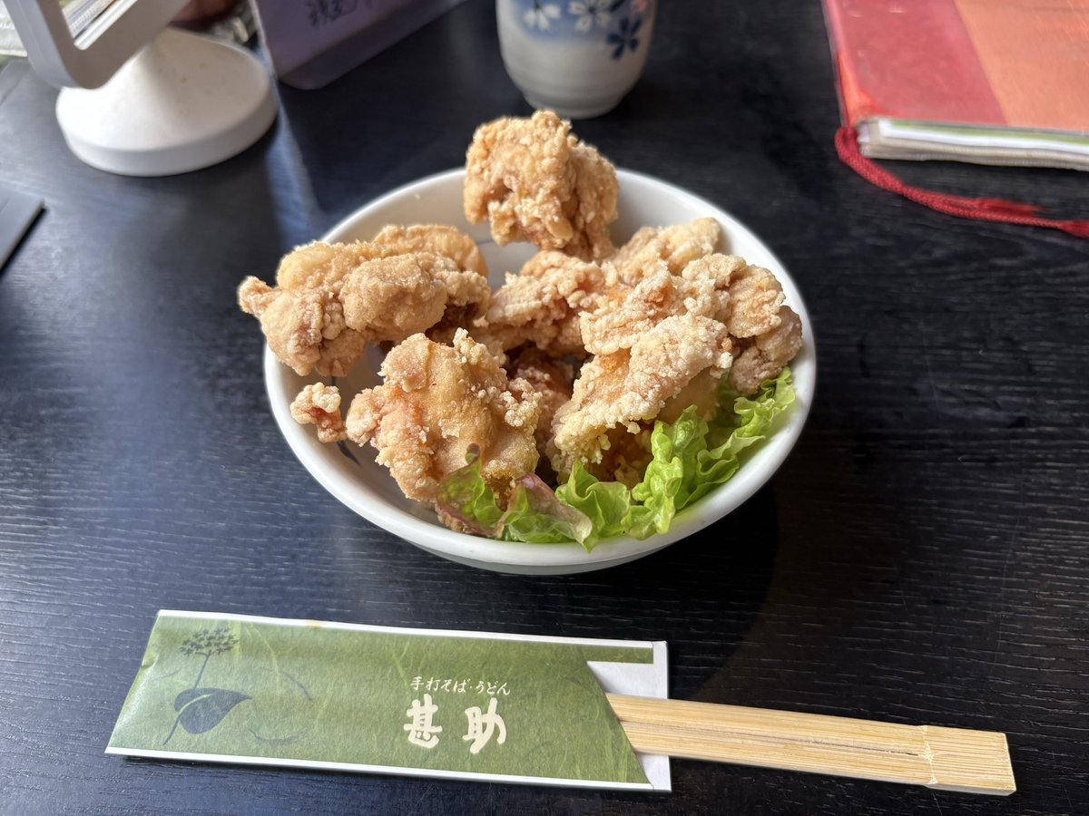maruichi78's tweet photo. 前から気になってたお店、海帰りに初めて立ち寄った東金の蕎麦処「甚助」。千葉の海っペリガッツリ濃い目の田舎蕎麦を想像していたけど、意外にも蕎麦も唐揚げもサッパリ上品な味で美味しい❗️通しで営業との事でまた絶対くるなココ✨ https://t.co/auZ25ejCT5