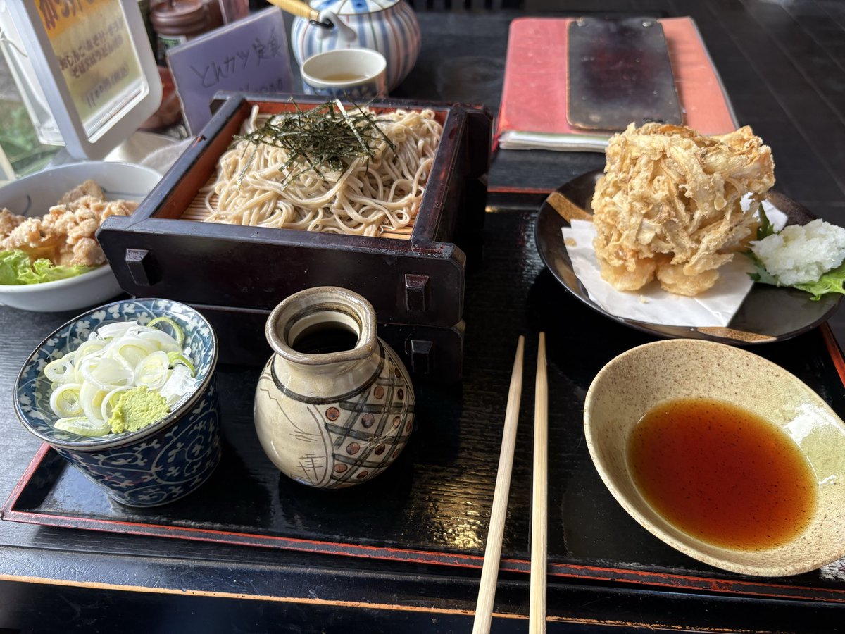 前から気になってたお店、海帰りに初めて立ち寄った東金の蕎麦処「甚助」。千葉の海っペリガッツリ濃い目の田舎蕎麦を想像していたけど、意外にも蕎麦も唐揚げもサッパリ上品な味で美味しい❗️通しで営業との事でまた絶対くるなココ✨