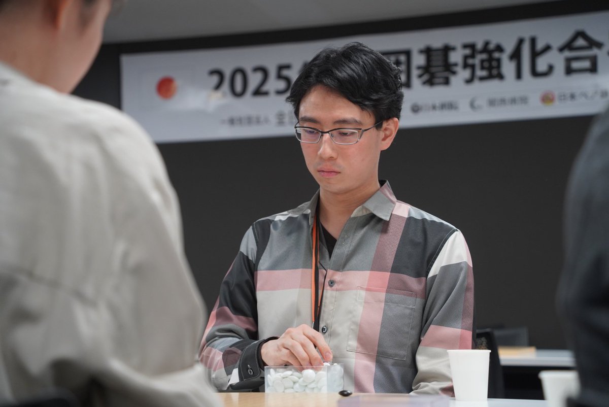 KK_joryu's tweet photo. 全日本囲碁連合（構成団体：日本棋院、関西棋院、日本ペア碁協会）の2025年度強化合宿が５日から味の素ナショナルトレーニングセンターで行われ、本日（８日）プレス向けに練習対局が公開されました。合宿は９日まで。対局の他にメンタルトレーニングなども行われています。 https://t.co/f6DkC2p74Z
