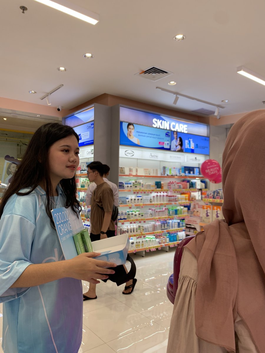 lishaoca's tweet photo. Gila sih di Taman Anggrek 2 lagi bagi-bagi gratisan! Seru banget ngerayain Hari Bebas Bau Badan bareng Deorex , mampir deh mumpung masih ada stoknya! yuk gasss guyssss https://t.co/5zZwRUC46F