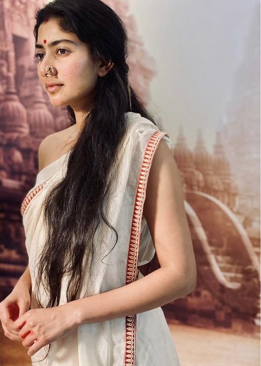 Inka first look kuda release kaledu..appude pimples , set kaadu, miscast ani chance dorikinappudalla edustune unnaru ee  gang antha. 
Divinity within a female is not defined by the skin type. A woman is considered divine when she embodies divine feminine energy, a state