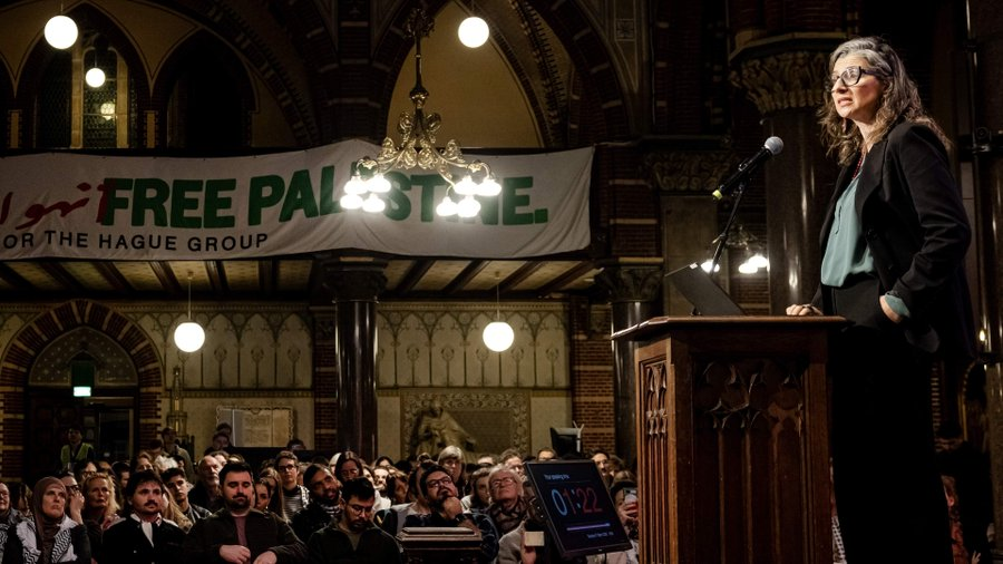 JoopSoesan's tweet image. Zaterdagavond in Amsterdam:
Geen woord over Hamas
Tijdens een drukbezochte pro-Palestijnse conferentie in Amsterdam worden zaterdagavond Israël, Amerika en tal van anderen als vijanden bestempeld door bekende activisten. Het publiek applaudisseert de handen stuk.