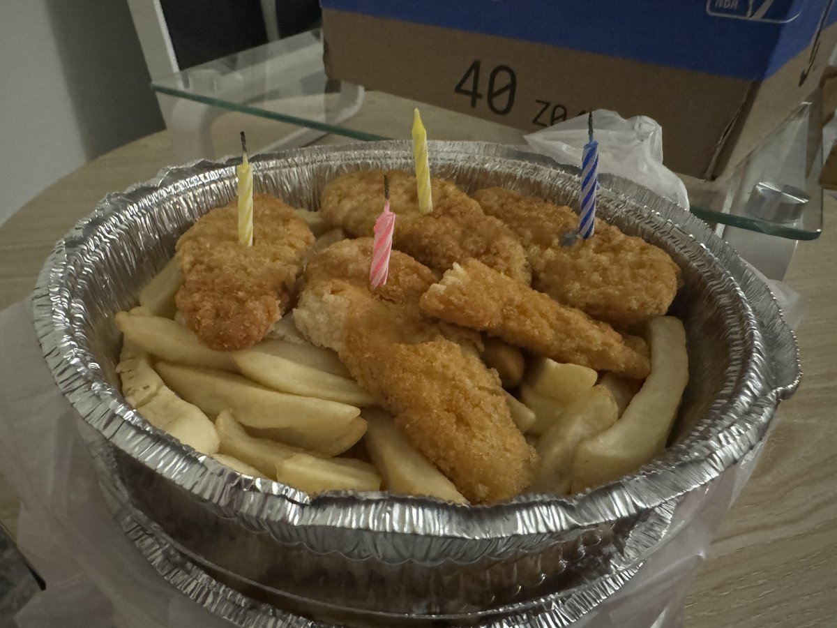 celestardustt's tweet photo. fully was laid up in bed about to sleep when suddenly at my door was bestie boo with a bday chicken tender platter #tobelovedistobeseen… what a way to start #myshiningcelestarday https://t.co/7xUDpDThCy