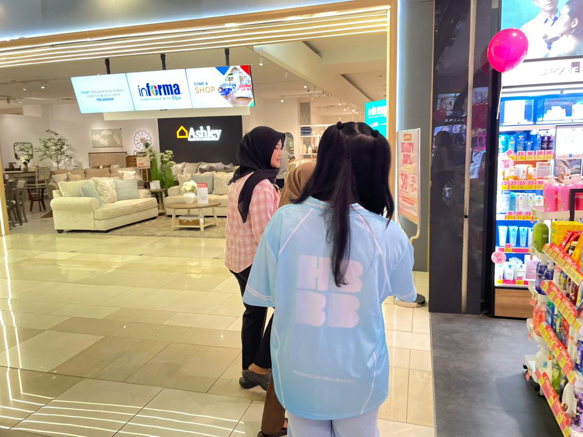 ladyfreyashop's tweet photo. Info buat yang lagi di Gandaria City Jakarta.
Ada event Hari Bebas Bau Badan dari Deorex dan tadi aku sempat lihat mereka lagi bagi-bagi produk juga.
Lumayan kalau lagi jalan di mall https://t.co/Ir0KnYtdOd