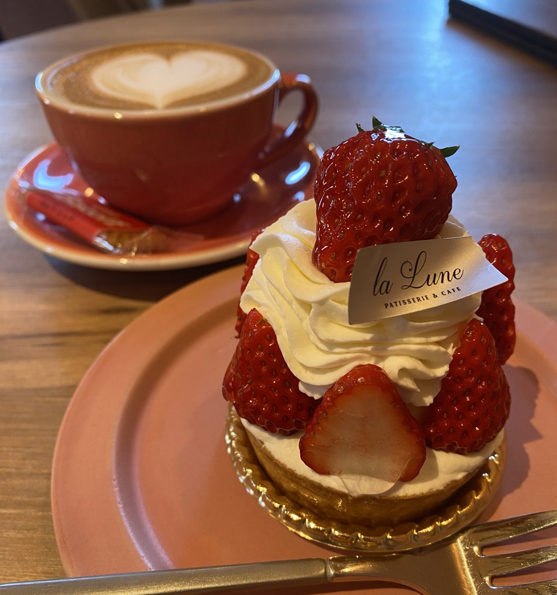 St44regis_Blue's tweet photo. 滋賀と京都で食べ比べ

とっても贅沢ないちごタルト

春のご褒美に！

＃カフェ活 ＃カフェ巡り 
＃いちごタルト https://t.co/8uSzPwFTNP