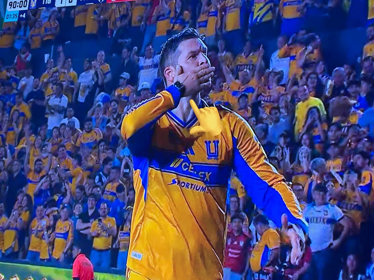 manyecastil's tweet photo. Mi querido @cantantearbitro de quién es el error por incapacidad u omisión? Gignac jugó con reloj. https://t.co/wXNXYW4plk