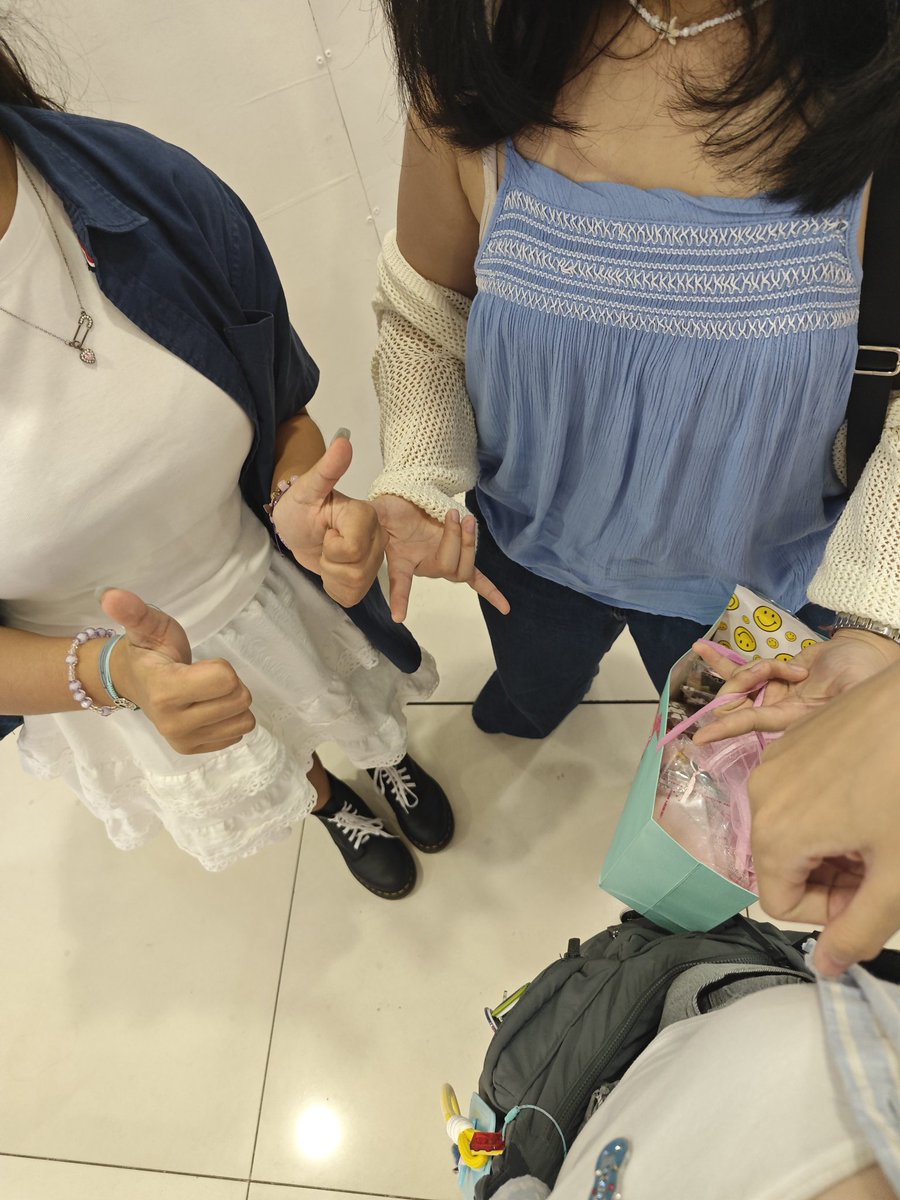 hi moas! we're currently walking around moa!! ito yung suot namen nyaha

#DunkinPH_WondersAt553 #DunkinPH_TXT
