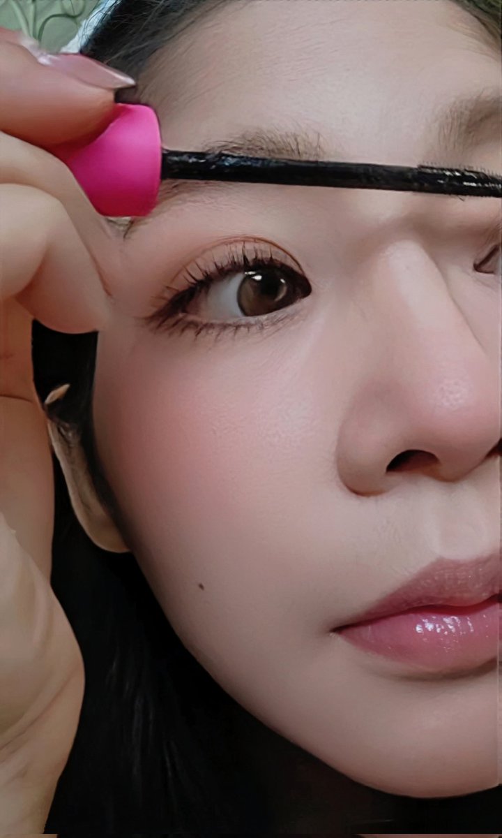 ใช้จนจะหมดแล้วอ่ะ งานขนตายาวเกือบถึงคิ้วตัวนี้มอบมง โคตรชอบ โคตรดี ติดทน กันน้ำกันเหงื่อ เริ่ดดดด คลีนซิ่งธรรมดาเช็ดไม่ออกนะจ๊ะ ต้องมาสคาร่ารีมูฟเวอร์เท่านั้นเลย ปัดเล่นสงกรานต์ก่อนน๊าาา #dazzleme