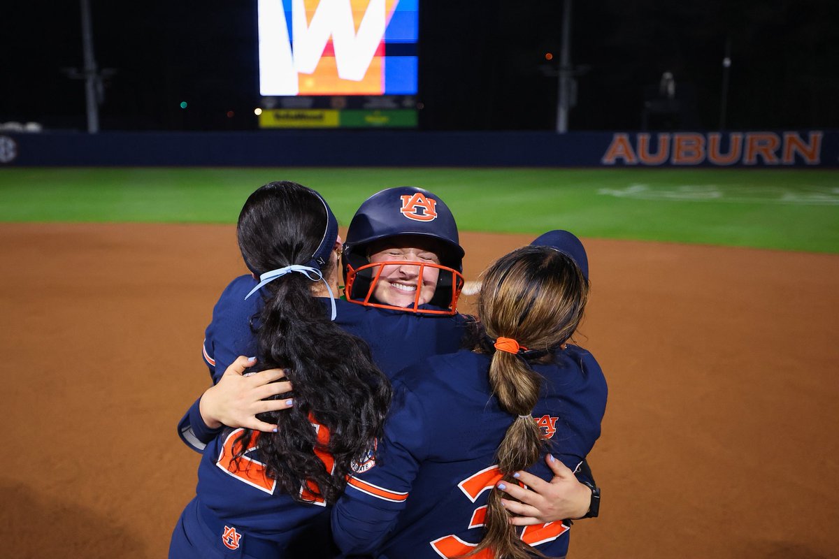 AuburnSoftball tweet picture