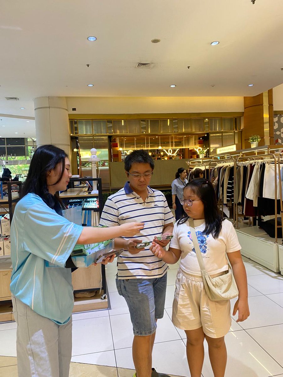 Kebetulan lagi di Summarecon 2 Serpong, Deorex ternyata lagi bagi2 produk gratis. Baru ingat kalau skrg Hari Bebas Bau Badan