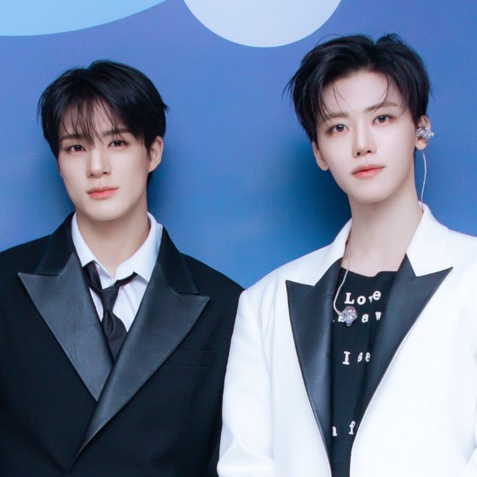 วันนี้เมคอัพกับทรงผมดีจัง เริ่ดมาก หล่อทั้งคู่