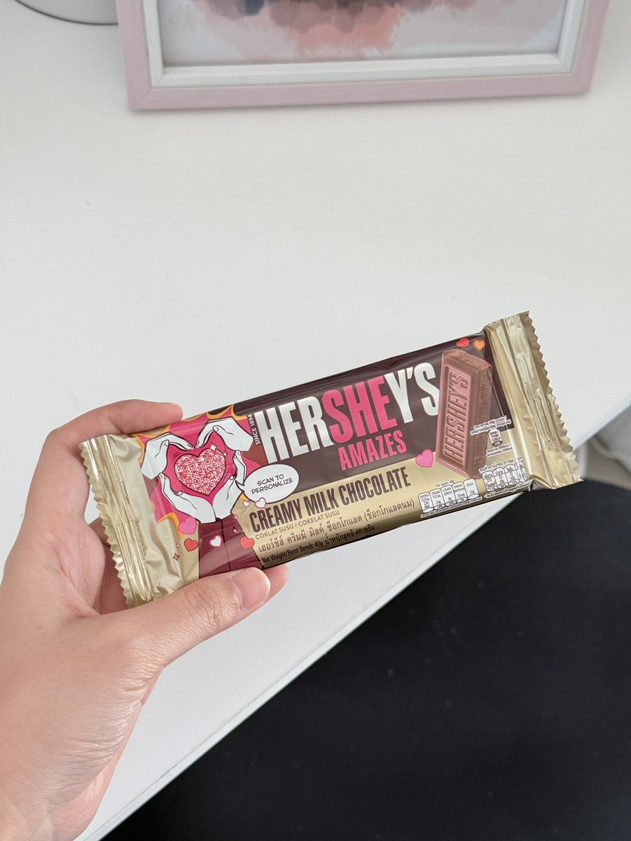 rinmomome's tweet photo. Hershey’s รีแพ็คเกจใหม่ฉลองวันสตรีสากล แล้วกลับมาแบบใหม่แบบสับ หน้าซองสแกนทำ e-card บอกความในใจได้!! ทำง่ายมากกแค่สแกน QR เหมาะแก่การเอาไปเป็นของขวัญวาเลนไทน์มากก ใครไม่กล้าบอกรักแบบตรงๆ ให้ Hershey’s บอกแทนเล้ย 
#ให้เฮอร์ชีส์แทนความในใจ #IWD2026 #วันสตรีสากล #Hersheys https://t.co/6tLf8XTBdX
