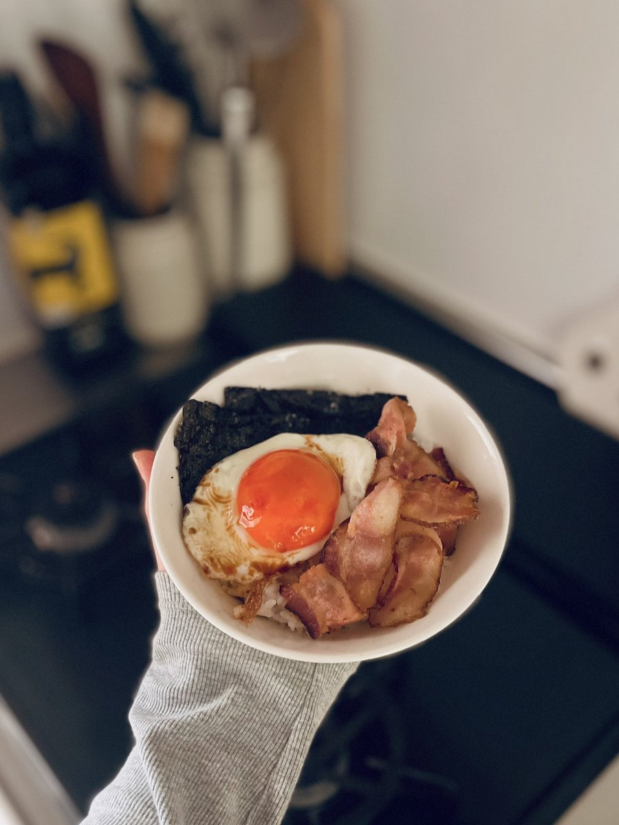 目玉焼き好き ベーコンと目玉焼きを焼いてご飯にのせたらめちゃ美味でした☺️