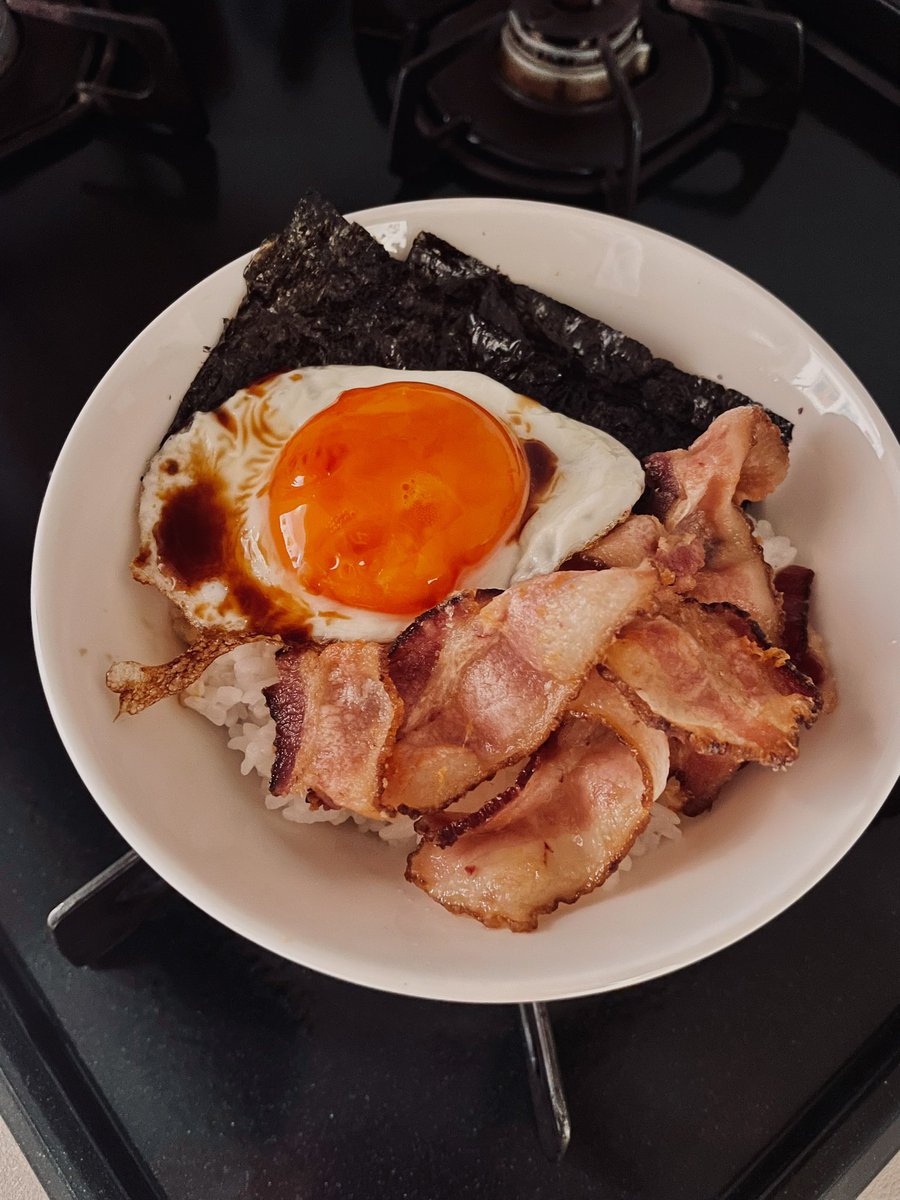 ベーコンと目玉焼きを焼いてご飯にのせたらめちゃ美味でした☺️