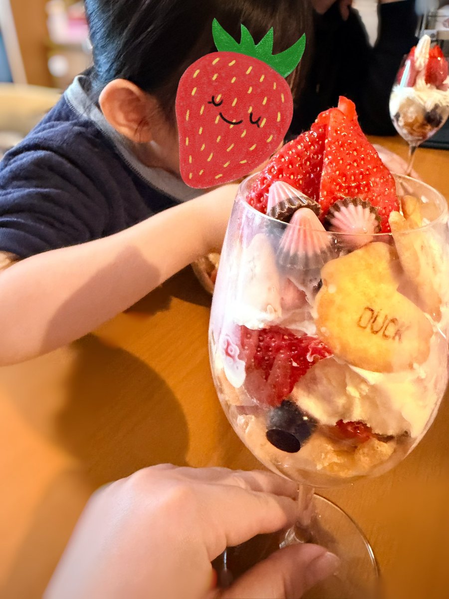 tomomo429's tweet photo. ふるさと納税で美味しい苺がたくさん届いたので、お家でそれぞれ好きな物乗っけたパフェを作ろうの会をしました
苺、ブルーベリー、アイス、生クリーム、ドーナツ、たべっ子動物、コーンフレーク、ゼリー、アポロチョコなどの布陣で挑みました。
娘のいい顔が見れてめっちゃ楽しかったです https://t.co/0mgrSVaJZj