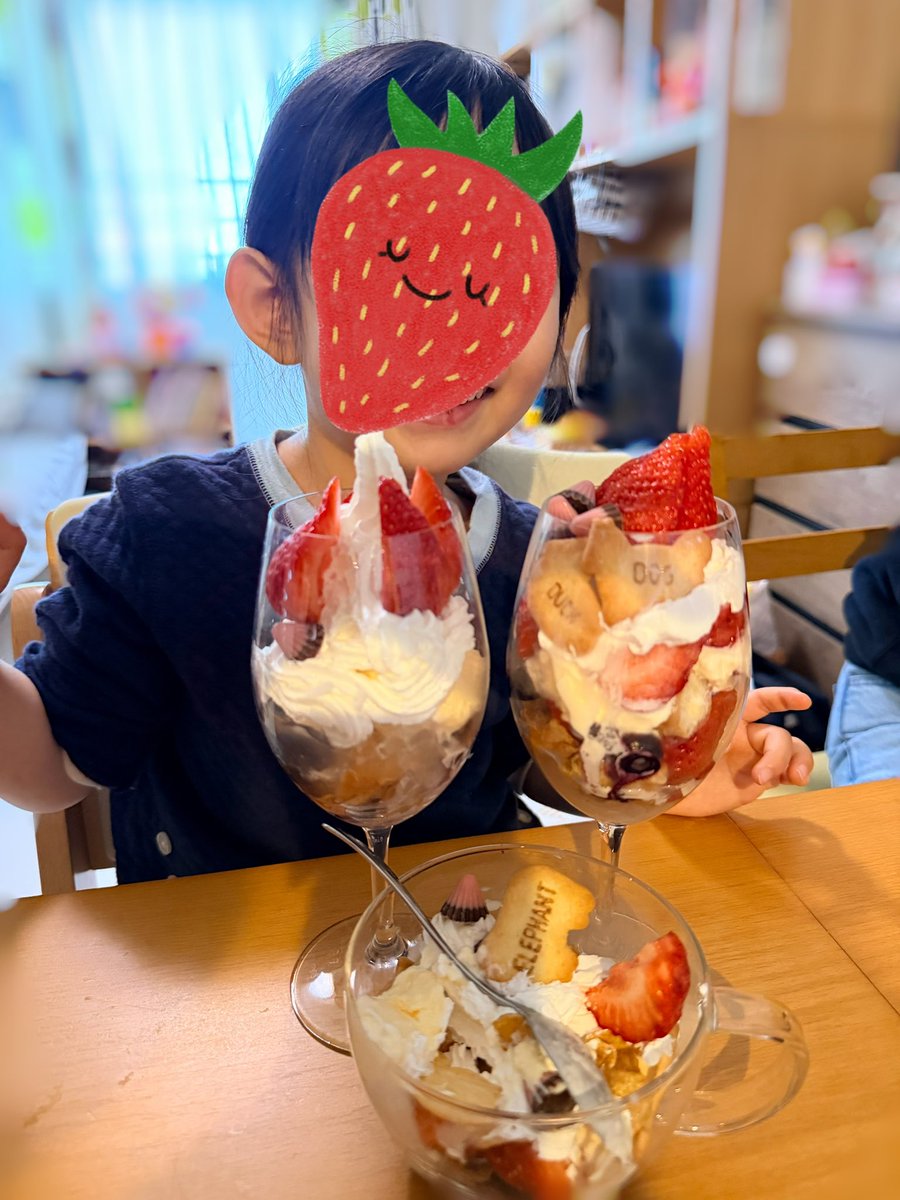 tomomo429's tweet photo. ふるさと納税で美味しい苺がたくさん届いたので、お家でそれぞれ好きな物乗っけたパフェを作ろうの会をしました
苺、ブルーベリー、アイス、生クリーム、ドーナツ、たべっ子動物、コーンフレーク、ゼリー、アポロチョコなどの布陣で挑みました。
娘のいい顔が見れてめっちゃ楽しかったです https://t.co/0mgrSVaJZj
