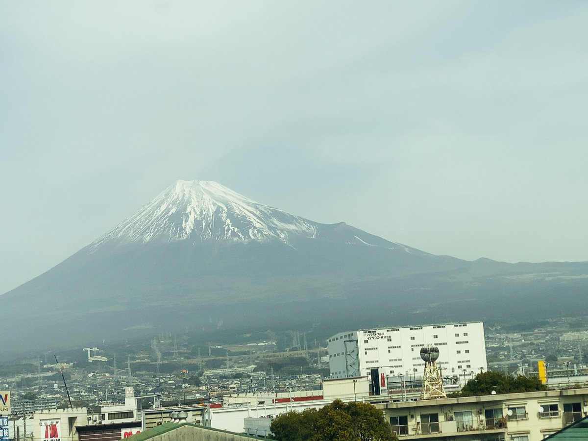 OPAN5656's tweet photo. 東京〜大阪区間は、基本的にのぞみに乗るけど、たまには、こだまに乗ってみるのもいいものです。停車駅が多いから、けっこう時間はかかるけど、のぞみに比べて遥かに空いてます。ゆったり過ごしてると、ついつい富士山も撮っちゃいますね✨️ https://t.co/vULLLvTZWT