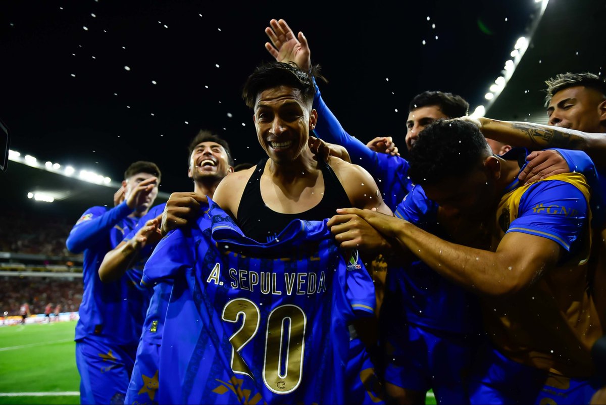 Hoy te vi feliz y eso está a toda madre.
Te volviste a vestir de azul, pero era otro tono. 

Contigo siempre, Ángel.  💙