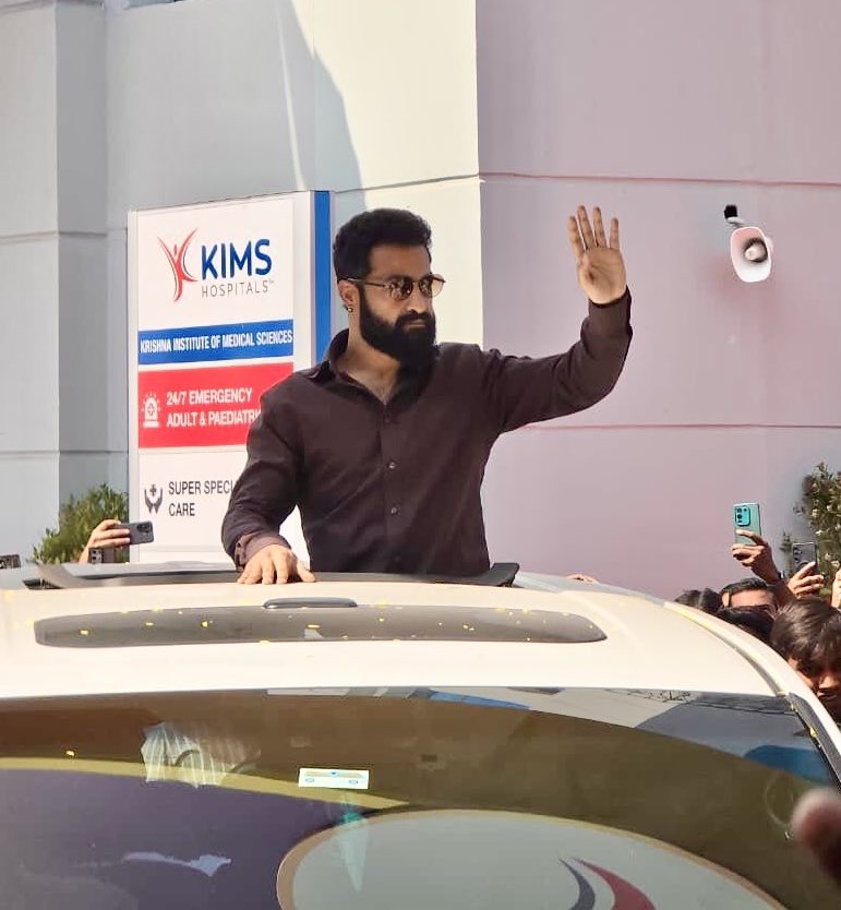 Frame parunga ji <a href="/tarak9999/">Jr NTR</a> 🔥

One political movie plzzz 

#ManOfMassesNTR #NTRinBanglore